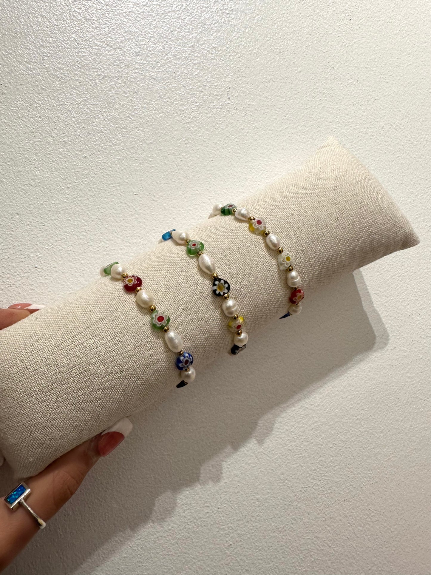 Multi-coloured glass bead and freshwater pearl stretchy bracelet